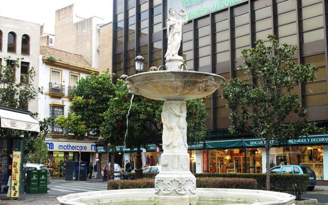 Fuente de la Plaza de La Magdalena con El Corte Inglés de fondo